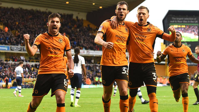 欧冠赛前穆里尼奥与两名昔日弟子重逢，并亲吻了斯内德的光头