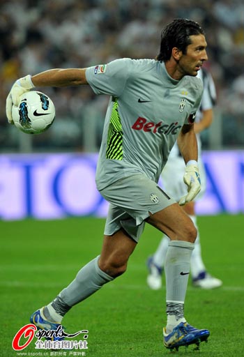 曼联官方：姆伯莫将在对阵埃弗顿的比赛中上演首秀