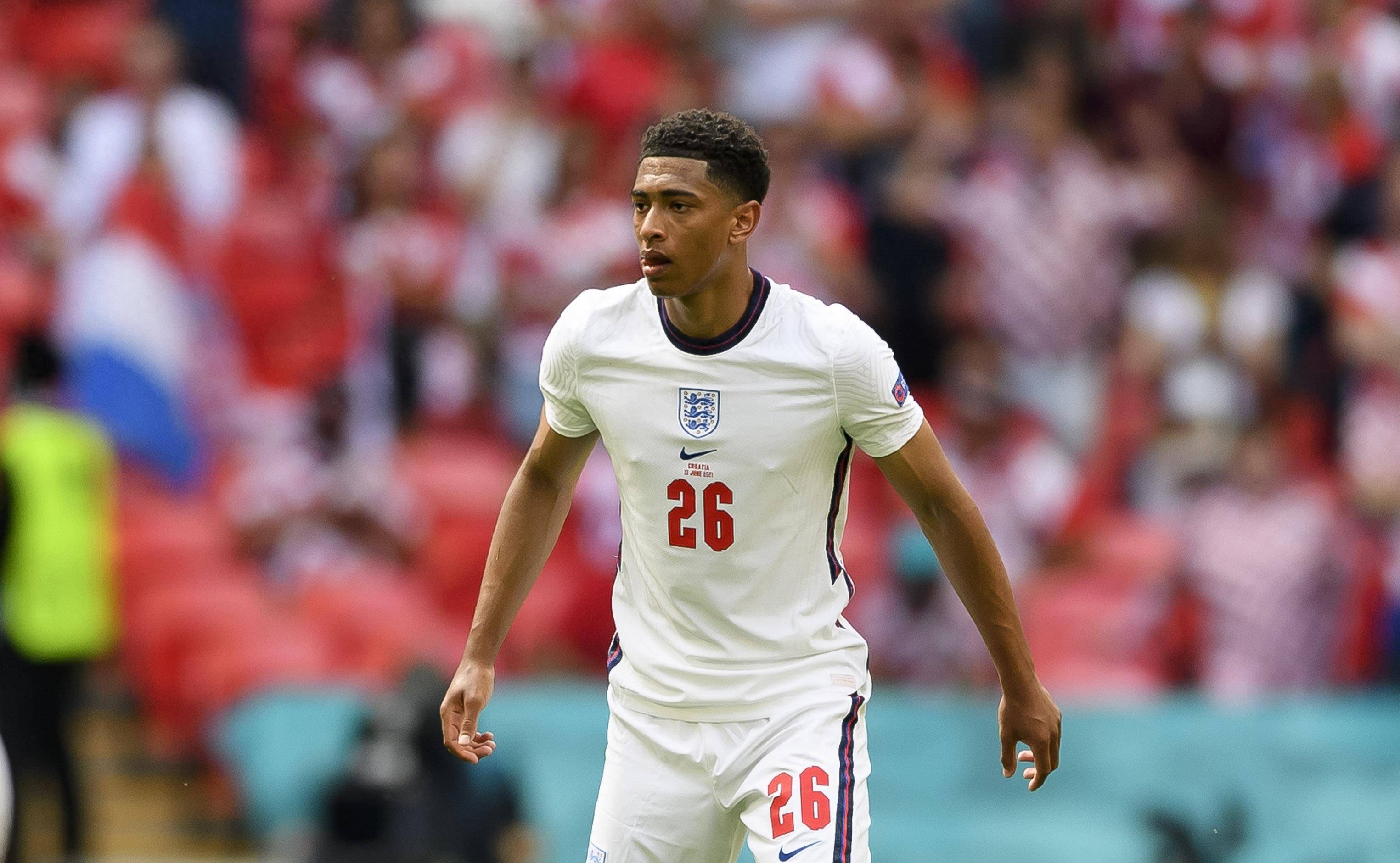 热刺抵达韩国受到热烈欢迎，有球迷在与麦迪逊合影时激动流泪